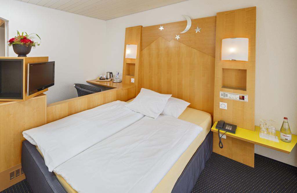 Simple Room Small Double Bed,255451449:JPEG